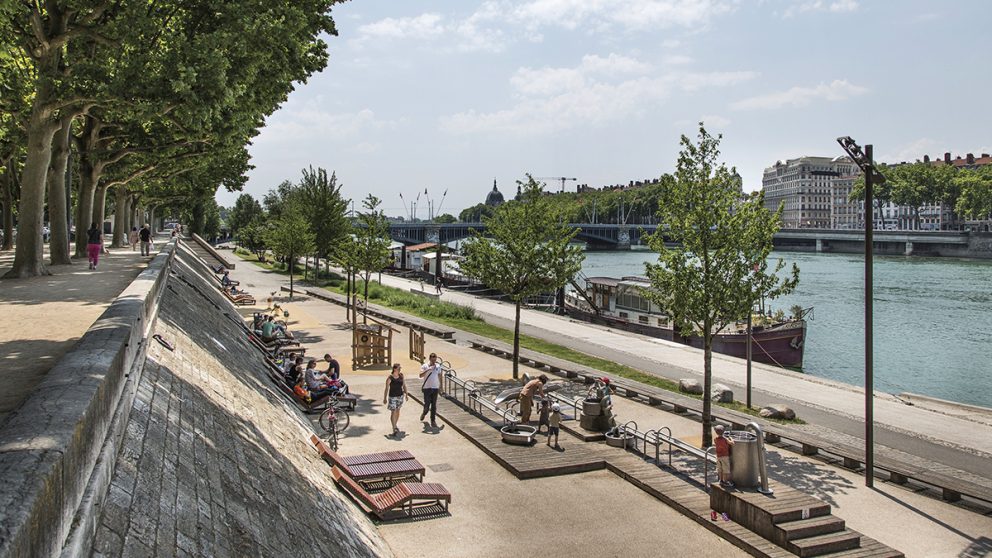 Les quais aménagés en espaces de loisirs et de détente. A gauche, le quai haut planté d’une allée de platanes. En bas, l’ancien bas-port, aujourd’hui réaménagé.