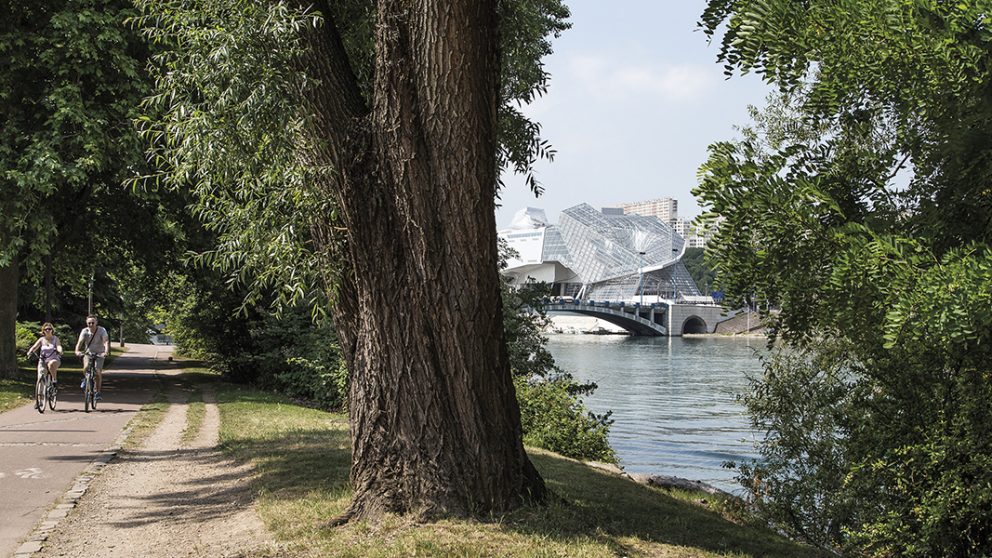 Lyon, au confluent du Rhône et de la Saône. Ici près de la Cité internationale, plusieurs kilomètres de promenade ont été aménagés. Ci-contre : le tout nouveau Musée des Confluences.