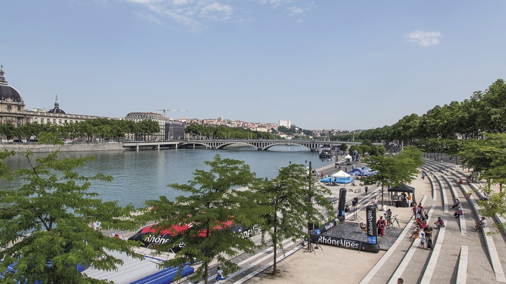 Les berges du Rhône. Par endroits, des animations saisonnières sont déployées en plus des plantations et des équipements fixes.