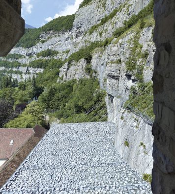 Site rocheux. Les chutes de pierres sont aujourd’hui arrêtées 10 mètres au-dessus du sol.