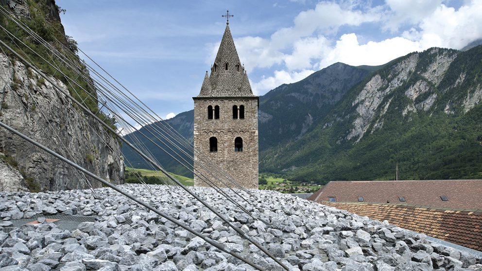 L’Abbaye de Saint-Maurice. Pour assurer sa stabilité, la toiture est couverte de 170 tonnes de pierres.