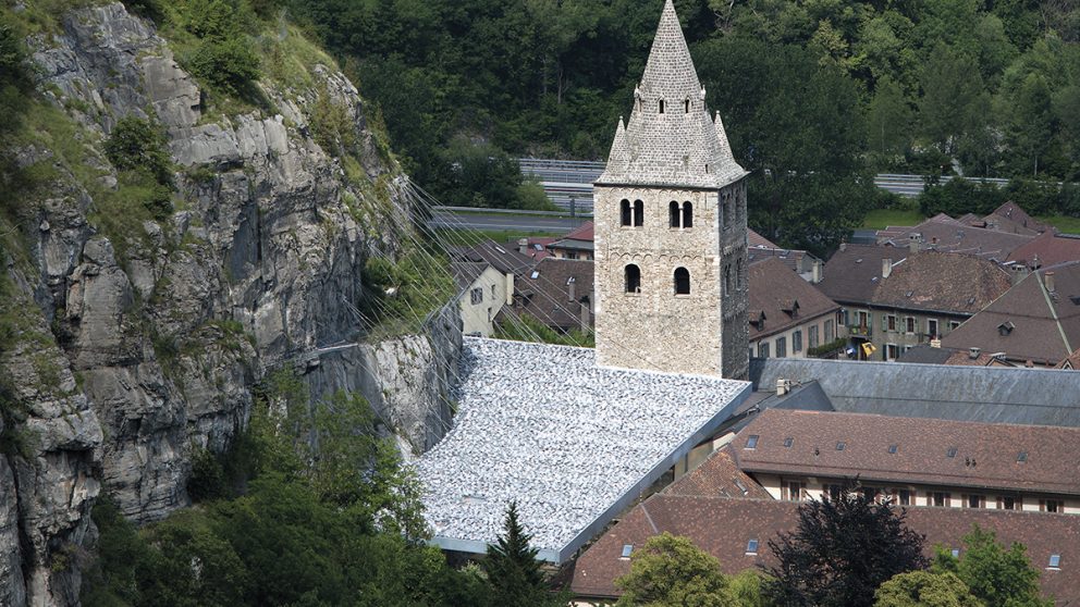 Couverture du site du Martolet. La toiture de « pierre » s’ajuste à la falaise et se superpose légèrement aux toitures des bâtiments de l’Abbaye.