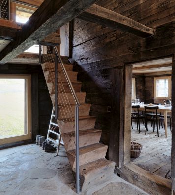 La Huberhaus, à Bellwald (VS). Restée la même depuis le XVIe siècle, la hauteur du plafond du séjour ne dépasse pas 1,88 mètre.