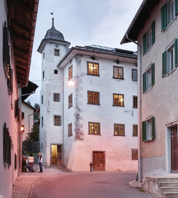 La Türalihus, à Valendas (GR). Dotée d’une belle tour d’escalier, l’imposante maison bourgeoise du XVe siècle abrite aujourd’hui deux logements séparés pour 4 et 7 personnes.