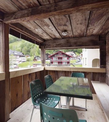 La Stüssihofstatt, à Unterschächen (UR). Dotée d’une terrasse couverte, ce bâtiment est caractéristique de la fin du Moyen Age dans la région du Gothard.