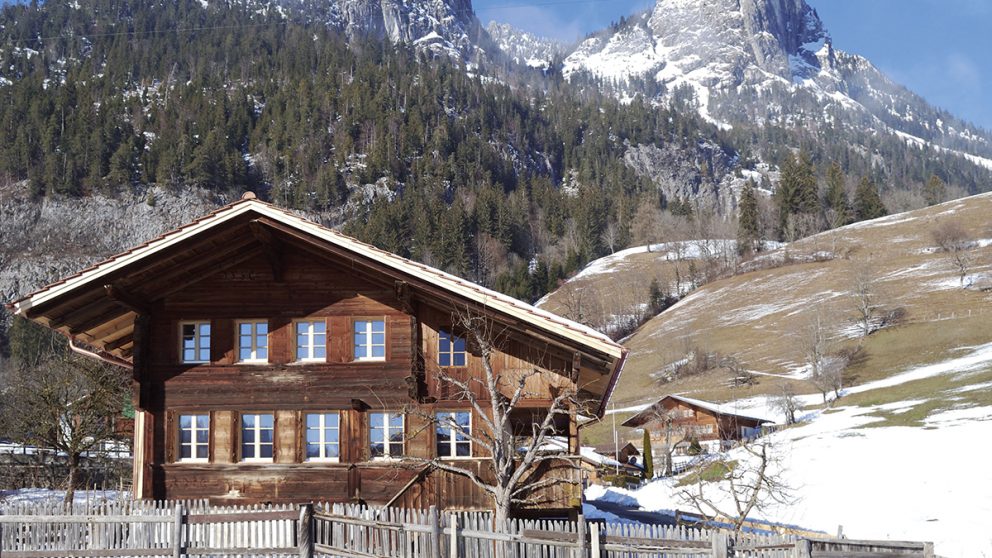 La Haus auf der Kreuzgasse. Dotée d’un joli jardin, la petite ferme paysanne est typique de la région du Simmental. Elle a été construite au XVIe siècle.