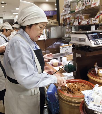 Il existe de nombreuses boissons typiquement japonaises : thé, saké, shochu, etc. Les condiments ou le miso sont aussi très présents dans les repas japonais.