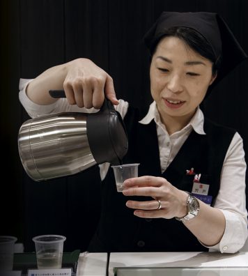Il existe de nombreuses boissons typiquement japonaises : thé, saké, shochu, etc. Les condiments ou le miso sont aussi très présents dans les repas japonais.