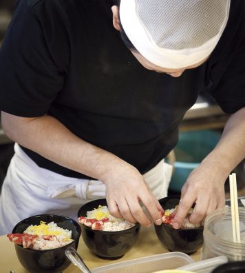 Dans la cuisine japonaise, rien n’est laissé au hasard. Elizabeth Andoh insiste sur ce point : « Deux légumes identiques coupés différemment n’auront pas le même goût final. »