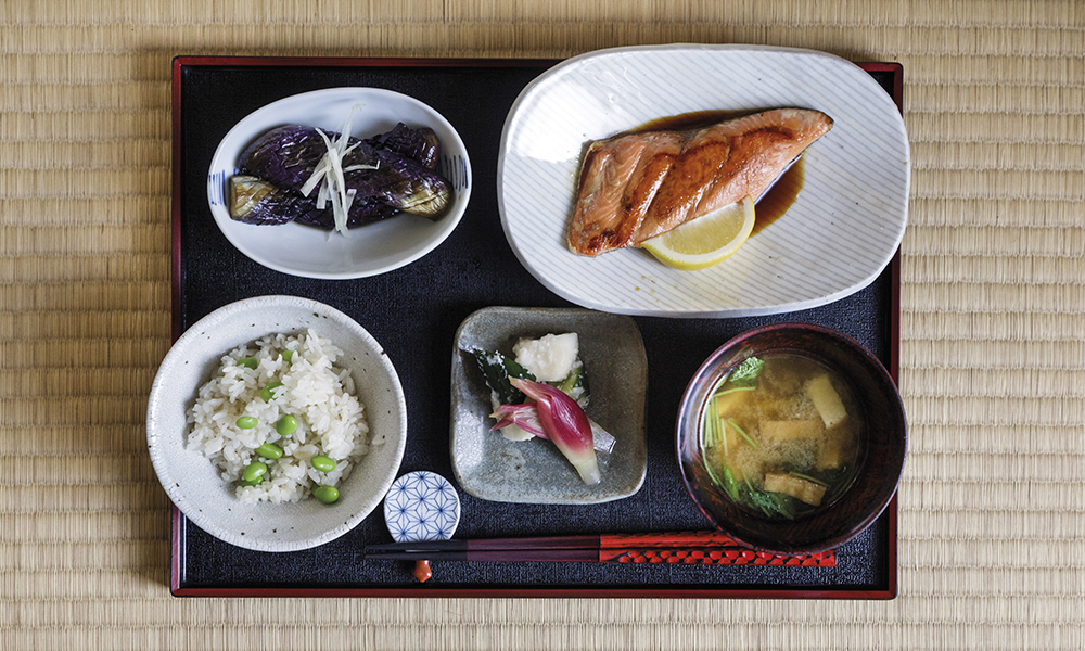 Sur la table du washoku, chaque chose est à sa place. Le bol de riz doit être posé à gauche, la soupe à droite.
