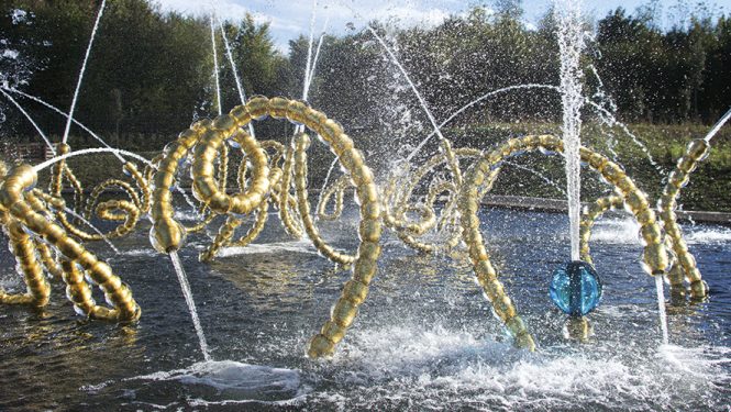 Jean-Michel Othoniel, Les Belles Danses, Versailles 2015. La Bourrée d’Achille. Sculpture-fontaine pour le bosquet du Théâtre d’Eau, jardins du château de Versailles.