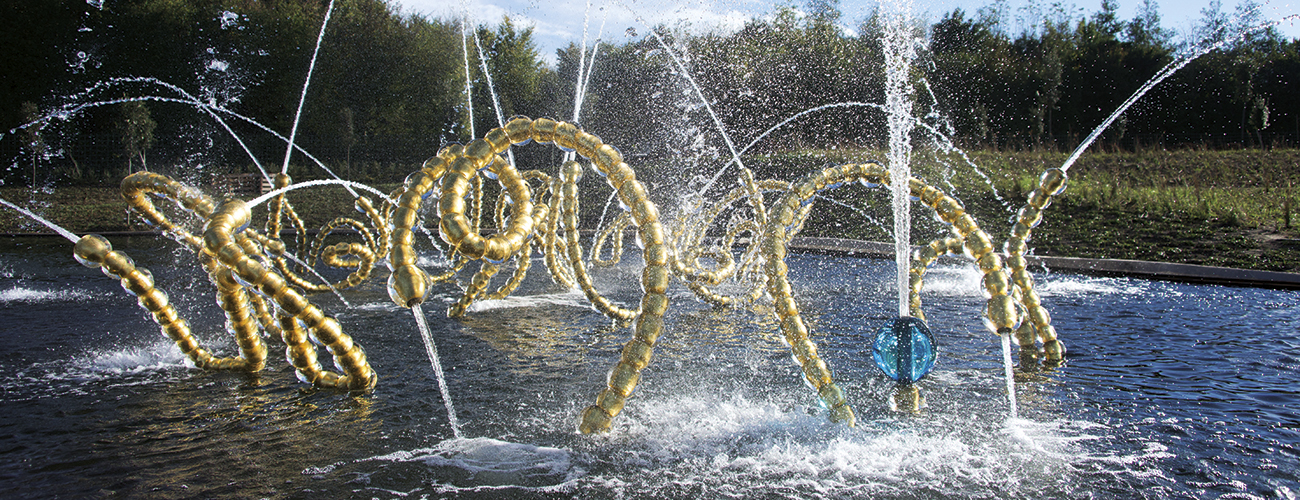 Jean-Michel Othoniel, Les Belles Danses, Versailles 2015. La Bourrée d’Achille. Sculpture-fontaine pour le bosquet du Théâtre d’Eau, jardins du château de Versailles.