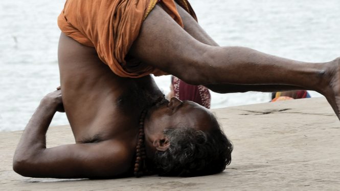 Le yoga est devenu une priorité en Inde. Shripad Naik, le Ministre indien des médecines traditionnelles entend répandre sa pratique pour améliorer la santé des Indiens.