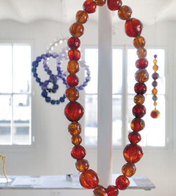 Grand collier de perles de verre. Othoniel Studio à Paris.