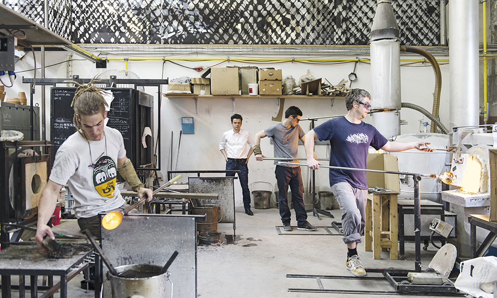 Ci-contre : Jean-Michel Othoniel, Matteo Gonet et un assistant, atelier de soufflage, Glassworks, Münchenstein.