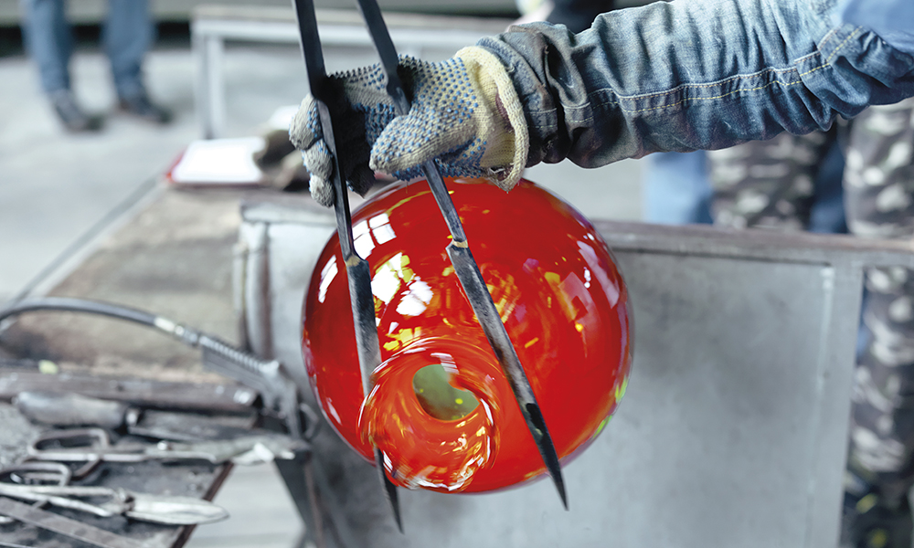 Atelier de Murano. Détail d’une perle de verre avec les fers pour l’affiner.