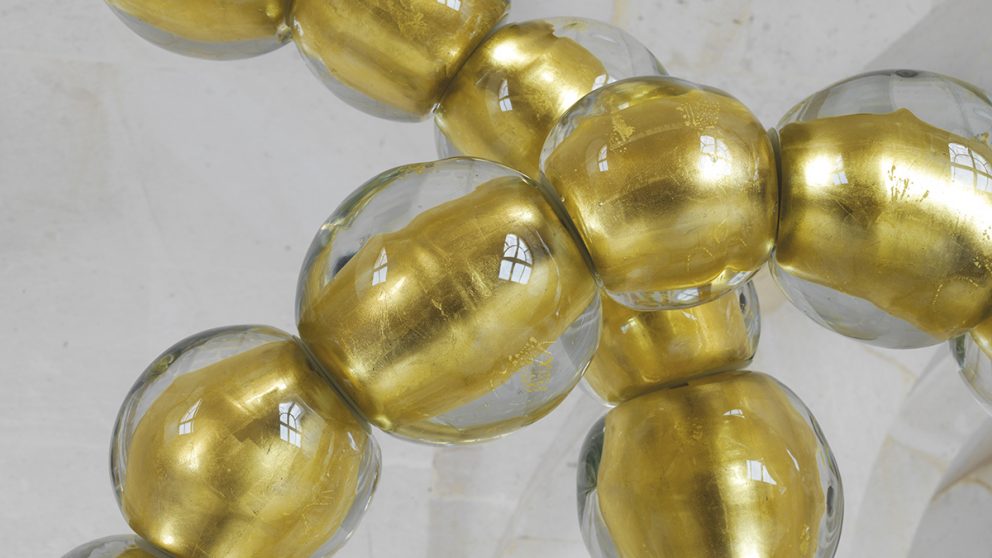Détail de la forme baroque des perles de verre entrelacées. Leurs irrégularités en font des pièces uniques aux multiples reflets.