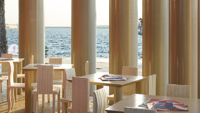 Camper Traveling Pavilion à Alicante en Espagne. Un café est aménagé sous le toit du pavillon. Les meubles ont été dessinés par Shigeru Ban.