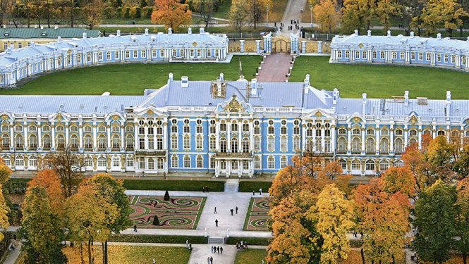 Le palais Catherine à Tsarskoïe Selo était la résidence d’été favorite de Catherine II. Le palais a été transformé par Bartolomeo Francesco Rastrelli pour l’impératrice Elisabeth Ire, fille de Pierre le Grand, entre 1744 et 1755.