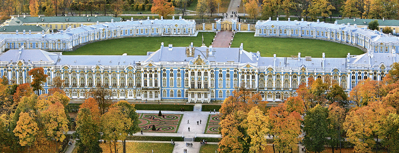 Le palais Catherine à Tsarskoïe Selo était la résidence d’été favorite de Catherine II. Le palais a été transformé par Bartolomeo Francesco Rastrelli pour l’impératrice Elisabeth Ire, fille de Pierre le Grand, entre 1744 et 1755.
