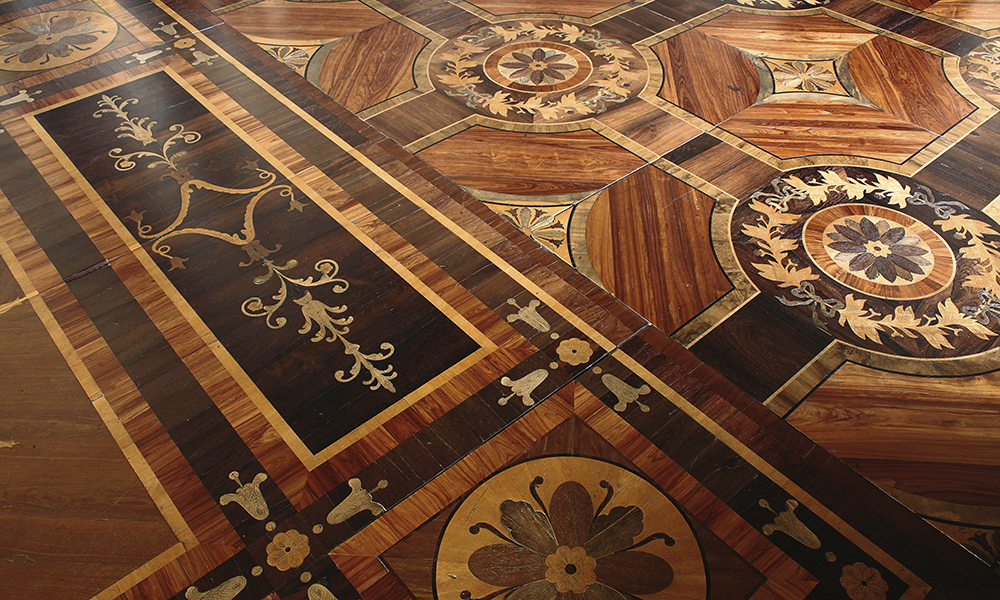 Le parquet en marqueterie de la Grande Salle des chambres d’Agate à Tsarskoïe Selo, réalisé par l’ébéniste Christian Meyer, vers 1785.