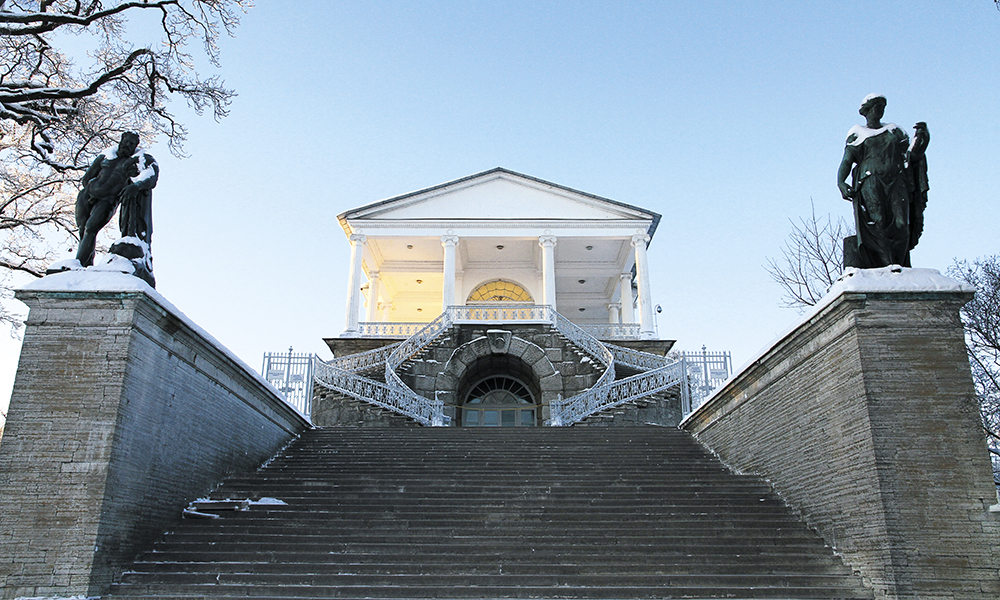 Le grand escalier de la galerie de Cameron. La tsarine l’empruntait pour aller jusqu’au « salon du Matin », au bord du lac de Tsarskoïe Selo, pour y rédiger sa correspondance.