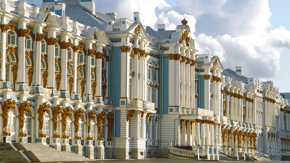 La façade du palais Catherine sur la cour d’honneur. Très sculpturale, elle s’étend sur près de 300 mètres de long.