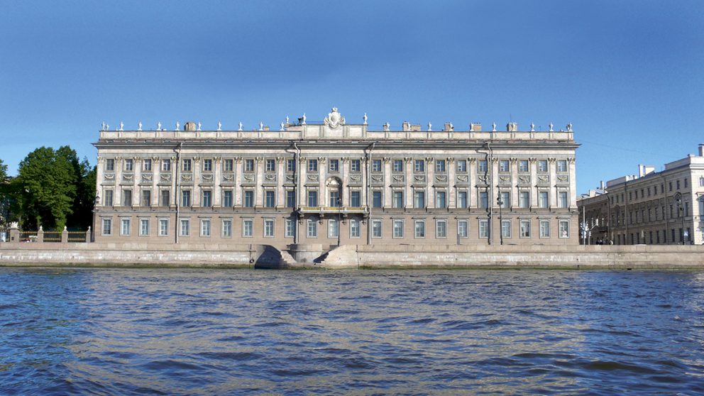 Le palais de Marbre à Saint-Pétersbourg. Offert par la tsarine à son favori Grigori Orlov, il est bâti par Antonio Rinaldi sur les bords de la Neva à partir de 1768.