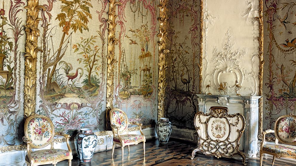 Les murs du cabinet de Verre du palais chinois d’Oranienbaum. Ils sont recouverts de panneaux constitués de millions de perles de verre de couleur représentant des oiseaux dans des paysages.