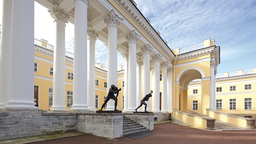 Le palais Alexandre à Tsarskoïe Selo. Erigé par Giacomo Quarenghi entre 1792 et 1796, il fut construit pour le petit-fils favori de Catherine II, le grand-duc Alexandre Pavlovitch, qui montera sur le trône de Russie en 1801, après l’assassinat de son père Paul Ier.