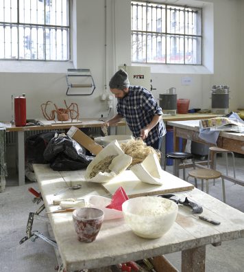 Atelier du CERCCO. Un étudiant au travail dans les espaces lumineux du centre d’expérimentation et de réalisation en céramique contemporaine de l’école.