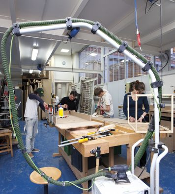 Atelier Bois. Chaque atelier met à disposition des étudiants du matériel professionnel et offre des conditions de travail exceptionnelles.