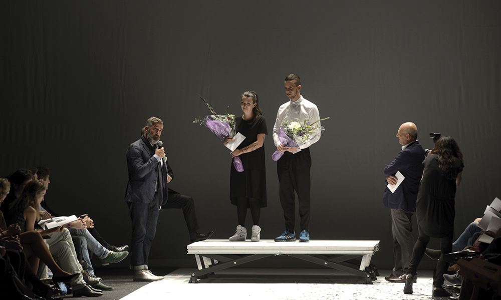 Défilé HEAD 2014. Les deux lauréats de la collection Bachelor recevant leur prix, Julie Montaurier et Mikael Vilchez.