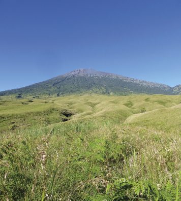 Le volcan Rinjani, sur l’île de Lombok, vu depuis la vallée.