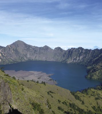 Le lac amphithéâtre. Il se loge au cœur du volcan Rinjani, sur l’île de Lombok, à 3 726 mètres.
