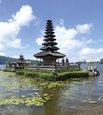 Le temple Pura Ulun Danu Bratan. Sur le lac Bratan, dans le centre de Bali, des « meru » se reflètent sur le miroir du lac, dédié à la déesse Dewi Danu.