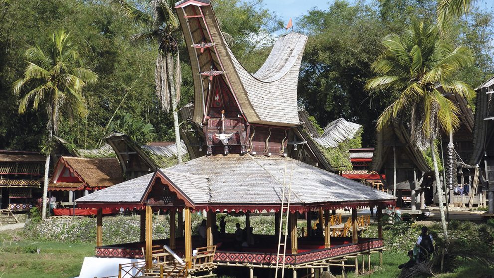 Salle de cérémonie traditionnelle en bois dans le village de Kete Kesu, au pays Toraja. On y procède aux funérailles d’un défunt et au sacrifice des buffles.