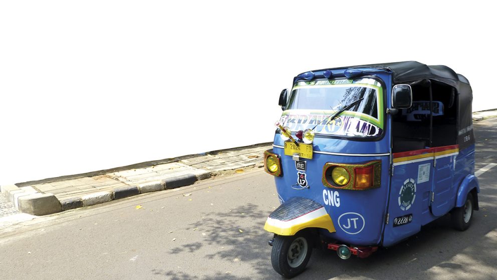 Le « bajaï » est à l’Indonésie ce que le « tuk-tuk » est à la Thaïlande. Ce trois-roues motorisé, souvent rehaussé de ses plus belles couleurs, peuple toutes les rues.