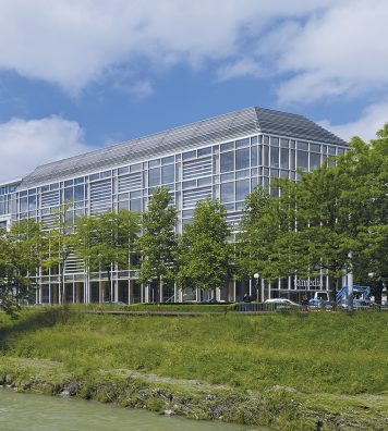 Immeuble de Tamedia à Zurich, construit en 2013. Au bord de la Sihl, le siège du groupe Tamedia à Zurich se présente comme un bâtiment en verre. Sa transparence laisse néanmoins apparaître une structure interne en bois.