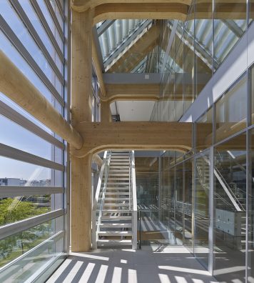 Immeuble de Tamedia à Zurich, construit en 2013. Au bord de la Sihl, le siège du groupe Tamedia à Zurich se présente comme un bâtiment en verre. Sa transparence laisse néanmoins apparaître une structure interne en bois.