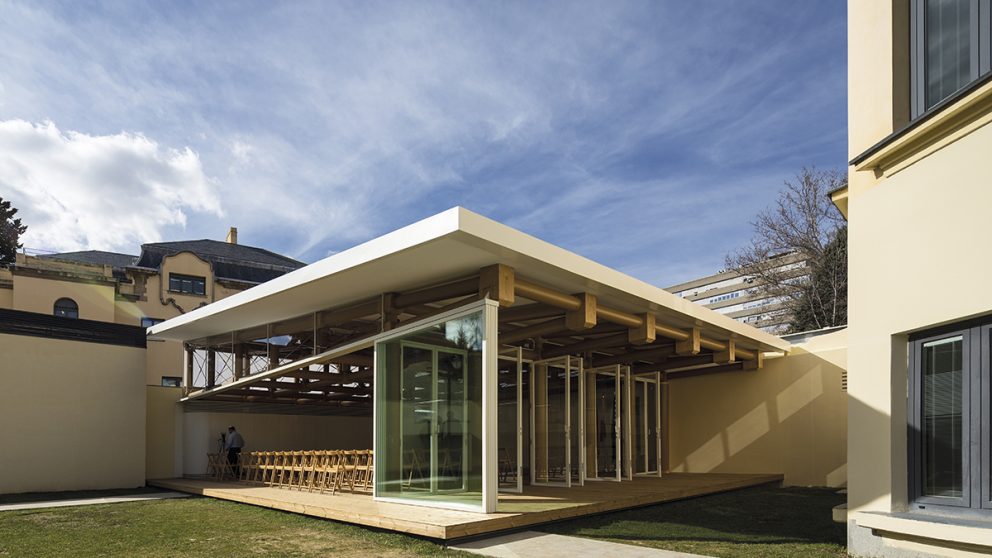 Paper Pavilion à Madrid en Espagne. Avec son toit en pente, ce petit pavillon s’ouvre largement. Un geste de l’architecte qui convient au climat local, mais qui a aussi un rapport avec la tradition japonaise.