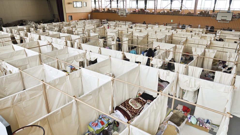 Une vue générale du gymnase de Fukushima en 2011, suite au tremblement de terre et au tsunami. Le Paper Partition System de Shigeru Ban offre des espaces privés aux sans-abris.