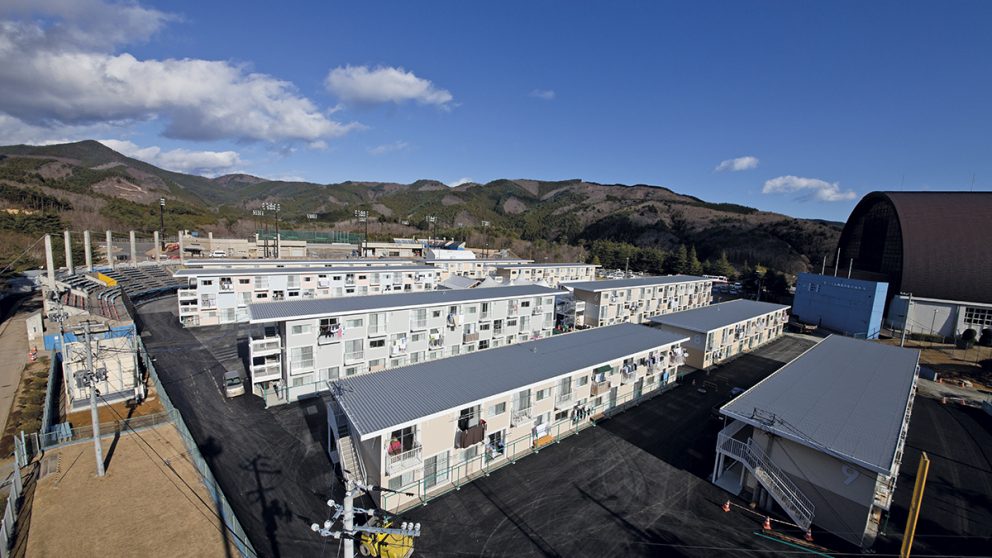 Container Temporary Housing, Onagawa, Miyagi, Japon, 2011. Une vue générale des logements temporaires créés par Shigeru Ban dans le village d’Onagawa sur un terrain de sport.