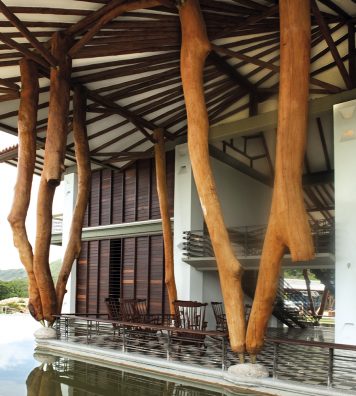 Villa aux vaches sacrées. En bois ou en bambou, les réalisations de Simón Vélez témoignent d’un remarquable bilan environnemental.
