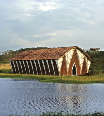 L’Eglise « sans nom » ou « sans religion ». Cette construction est un pur produit d’une architecture « végétarienne », en harmonie avec l’environnement et la nature.