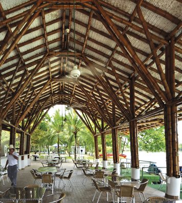 Pavillon dans un club de golf. L’architecture de bambou révèle ici sa grande solidité grâce notamment à la Guadua angustifolia Kunth.