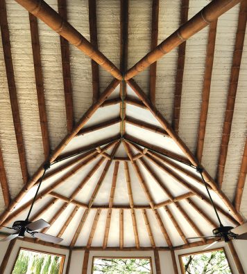 Exemple de plafond. Le toit et les charpentes sont des sujets privilégiés de l’architecte.