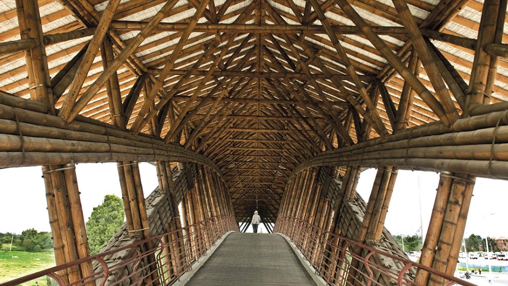 Pont piétonnier Jenny-Garzón à Bogotá. Traversant l’autoroute Bogotá – Medellín, la structure a une portée libre de 45,6 mètres.