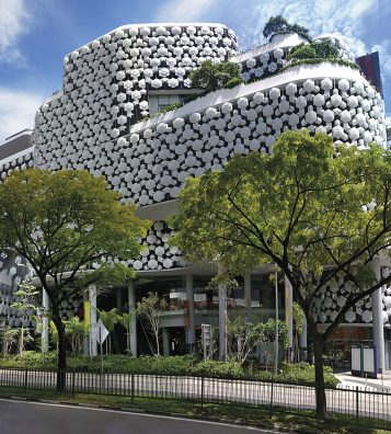 Les joyaux de l’architecture. Taillées comme les facettes d’un diamant, les façades du centre commercial Iluma étincellent le jour et brillent la nuit.