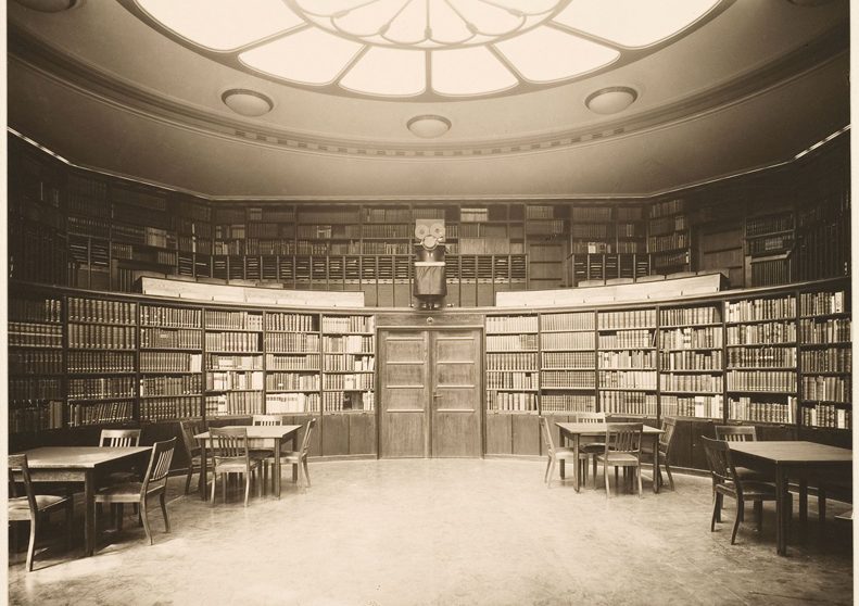 Aby Warburg. La salle de lecture elliptique de la bibliothèque Warburg.